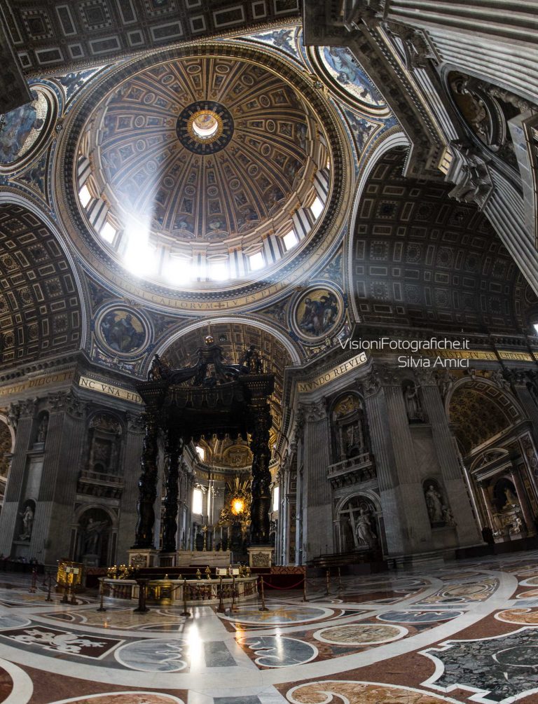Giochi di luce sull'altare di San Pietro