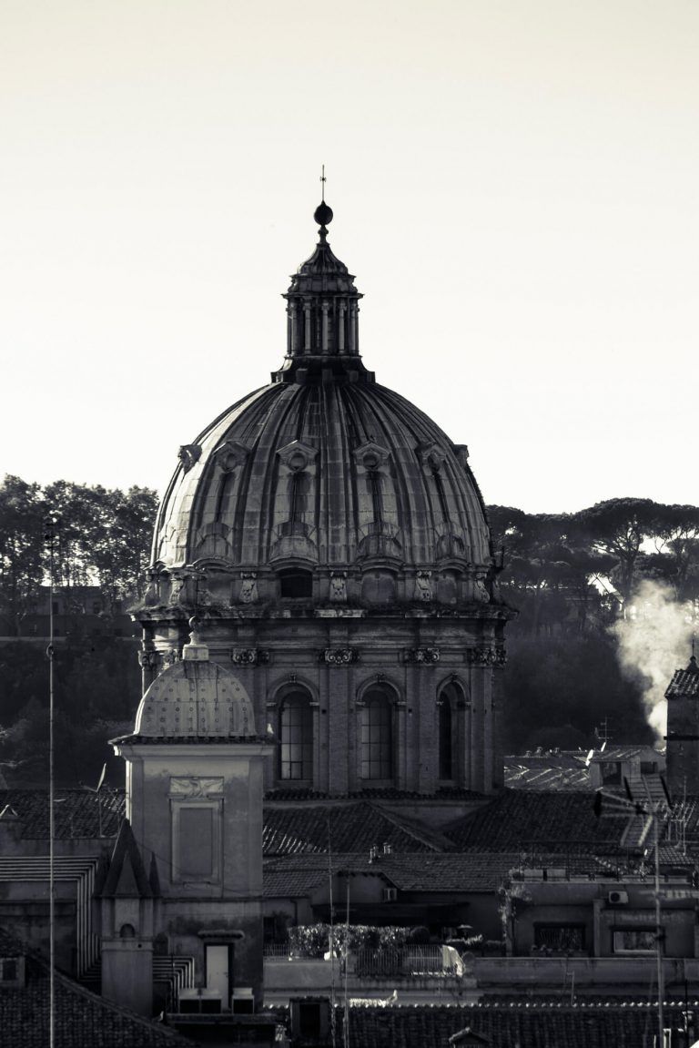 Cupola sui tetti di Roma