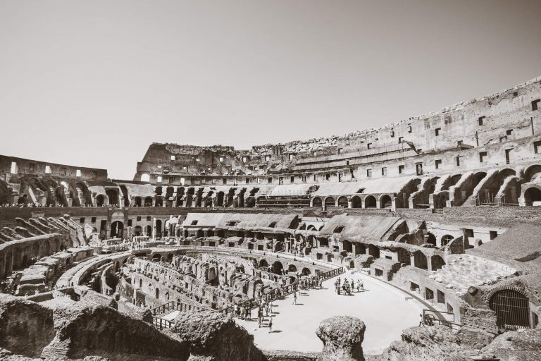 Colosseo interno in bianco e nero