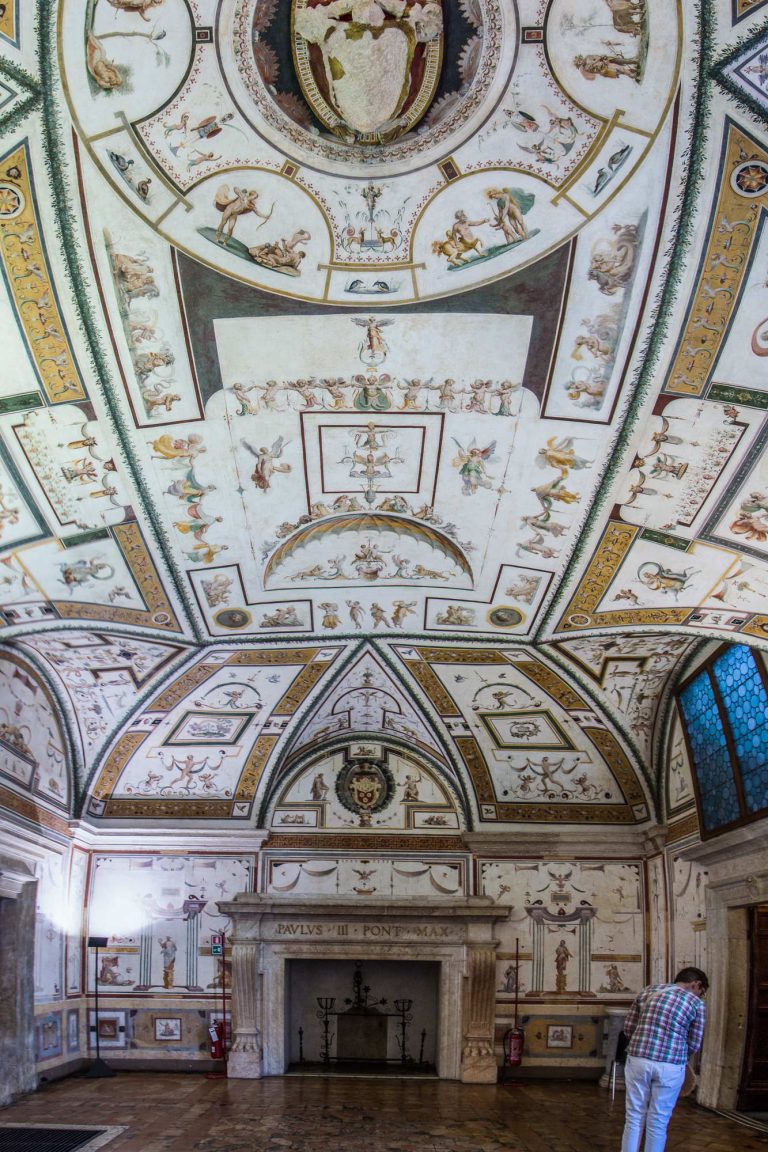 Affreschi su pareti e soffitto