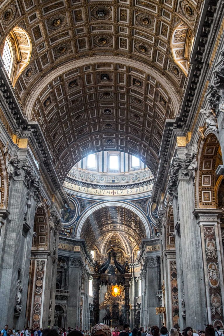 Giochi di luce dentro San Pietro