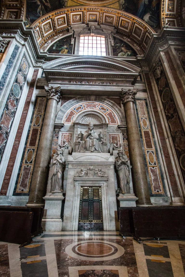 Statua di Papa in San Pietro