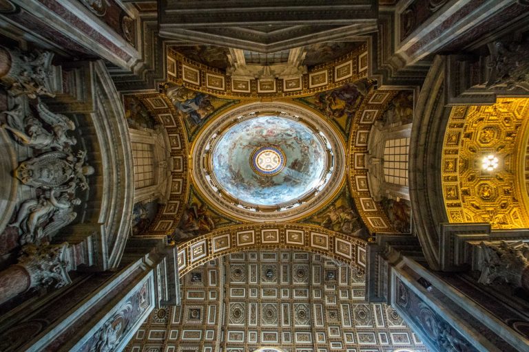 Guardando verso l'alto sopra l'altare di San Pietro