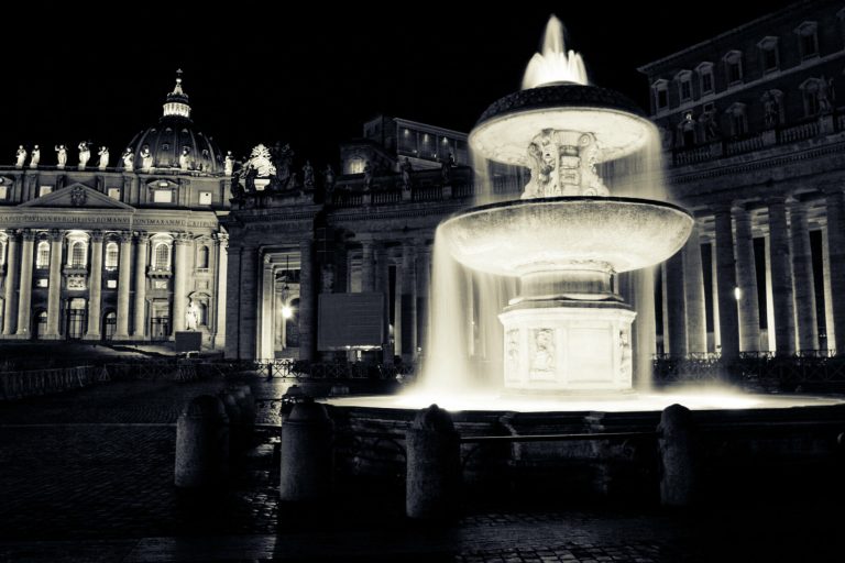 Fontana in Piazza San Pietro, Vaticano - Roma